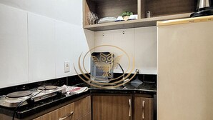 Basic Apartment | Private kitchen | Microwave, cookware/dishes/utensils, dining tables - Coruja Imob - Flat Crystal Place (Goiania)