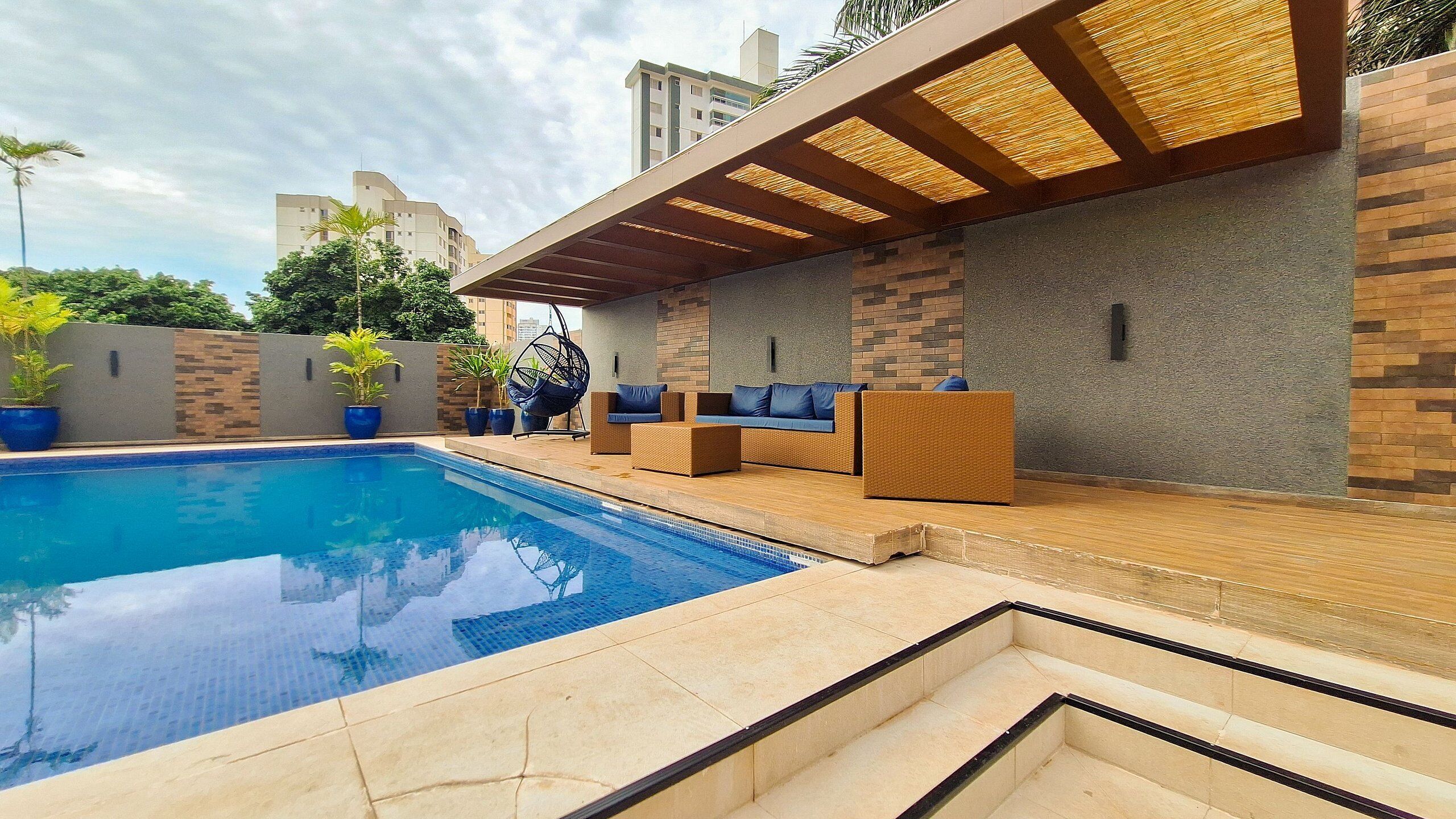 Piscina externa, funciona das 6h às 22h, guarda-sóis, espreguiçadeiras