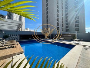 Outdoor pool, open 6:00 AM to 10:00 PM, pool umbrellas, sun loungers - Coruja Imob - Flat Crystal Place (Goiania)
