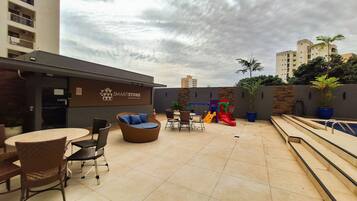 Piscina externa, funciona das 6h às 22h, guarda-sóis, espreguiçadeiras