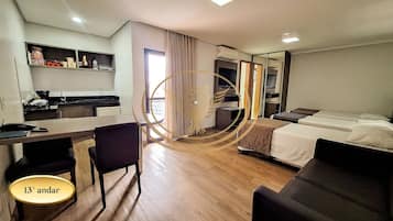 Apartemen Grand | 1 kamar tidur, ruang kerja ramah laptop, dan tirai kedap cahaya