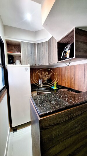 Apartment | Private kitchen | Microwave, cookware/dishes/utensils, dining tables - Coruja Imob - Flat Crystal Place (Goiania)