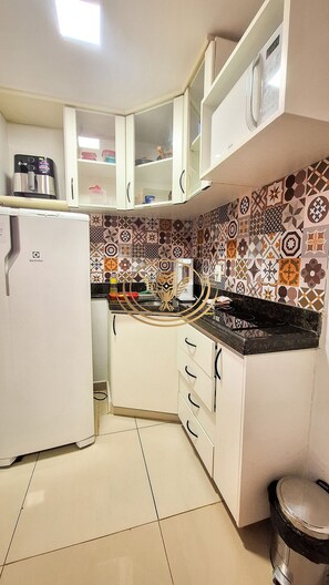 Luxury Apartment | Private kitchen | Microwave, cookware/dishes/utensils, dining tables - Coruja Imob - Flat Crystal Place (Goiania)