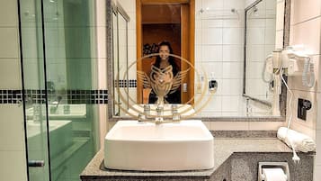 Luxe appartement | Badkamer | Een douche, gratis toiletartikelen, een haardroger, handdoeken