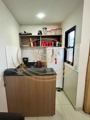 Microondas, utensilios de cocina, mesa de comedor