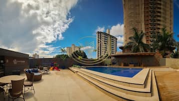 Piscina externa, funciona das 6h às 22h, guarda-sóis, espreguiçadeiras