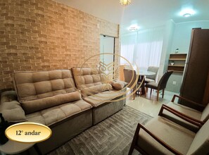 Luxury Apartment | Living area | 34-inch flat-screen TV with digital channels, pay movies - Coruja Imob - Flat Crystal Place (Goiania)