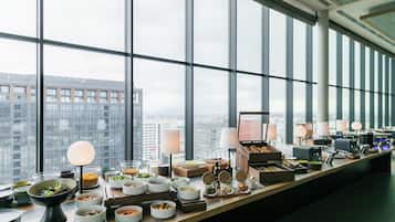 Daily cooked-to-order breakfast (JPY 3300 per person)