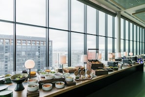 Daily cooked-to-order breakfast (JPY 3300 per person)