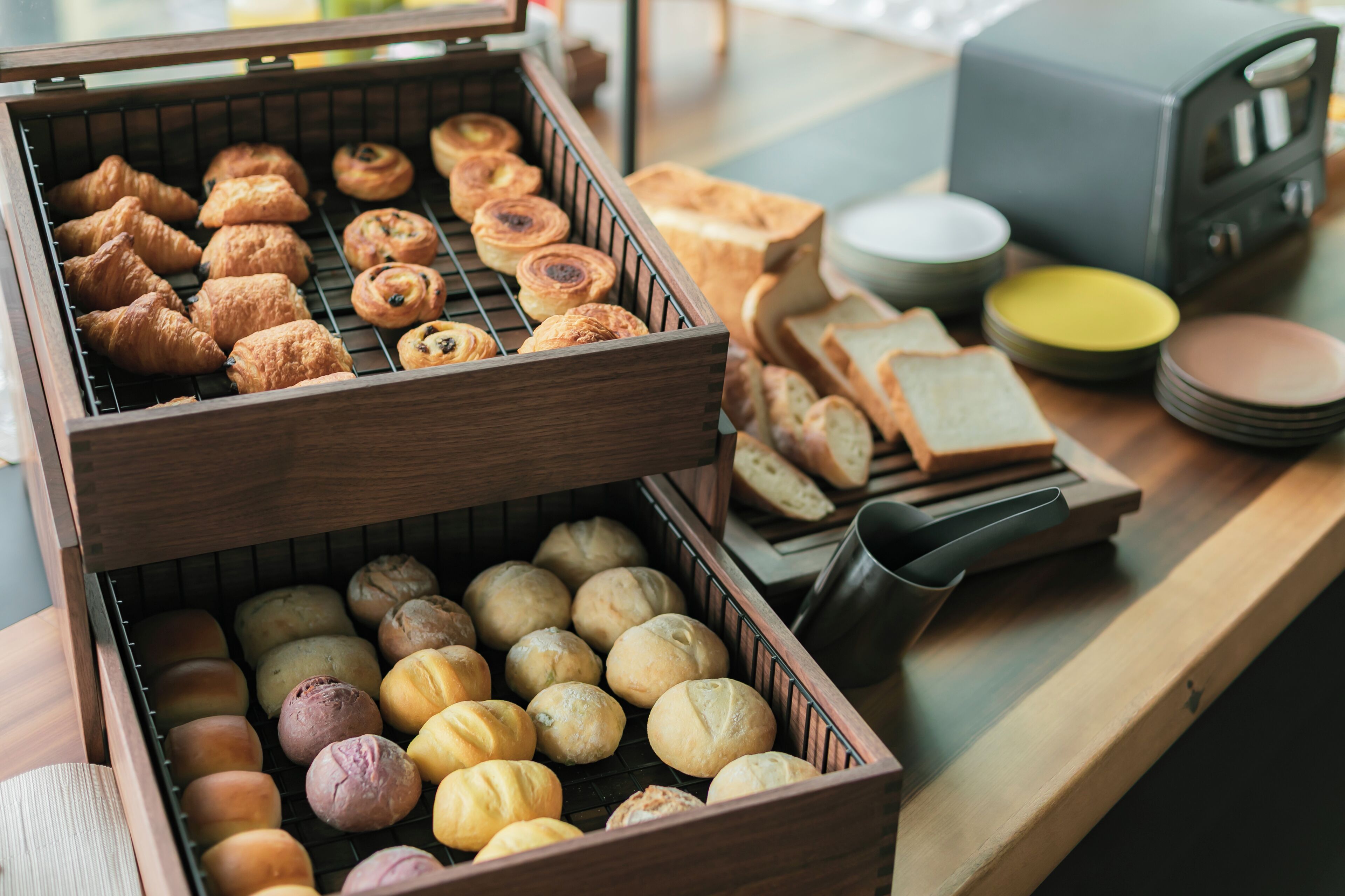 Une vitrine de boulangerie présentant divers produits de boulangerie et pains.