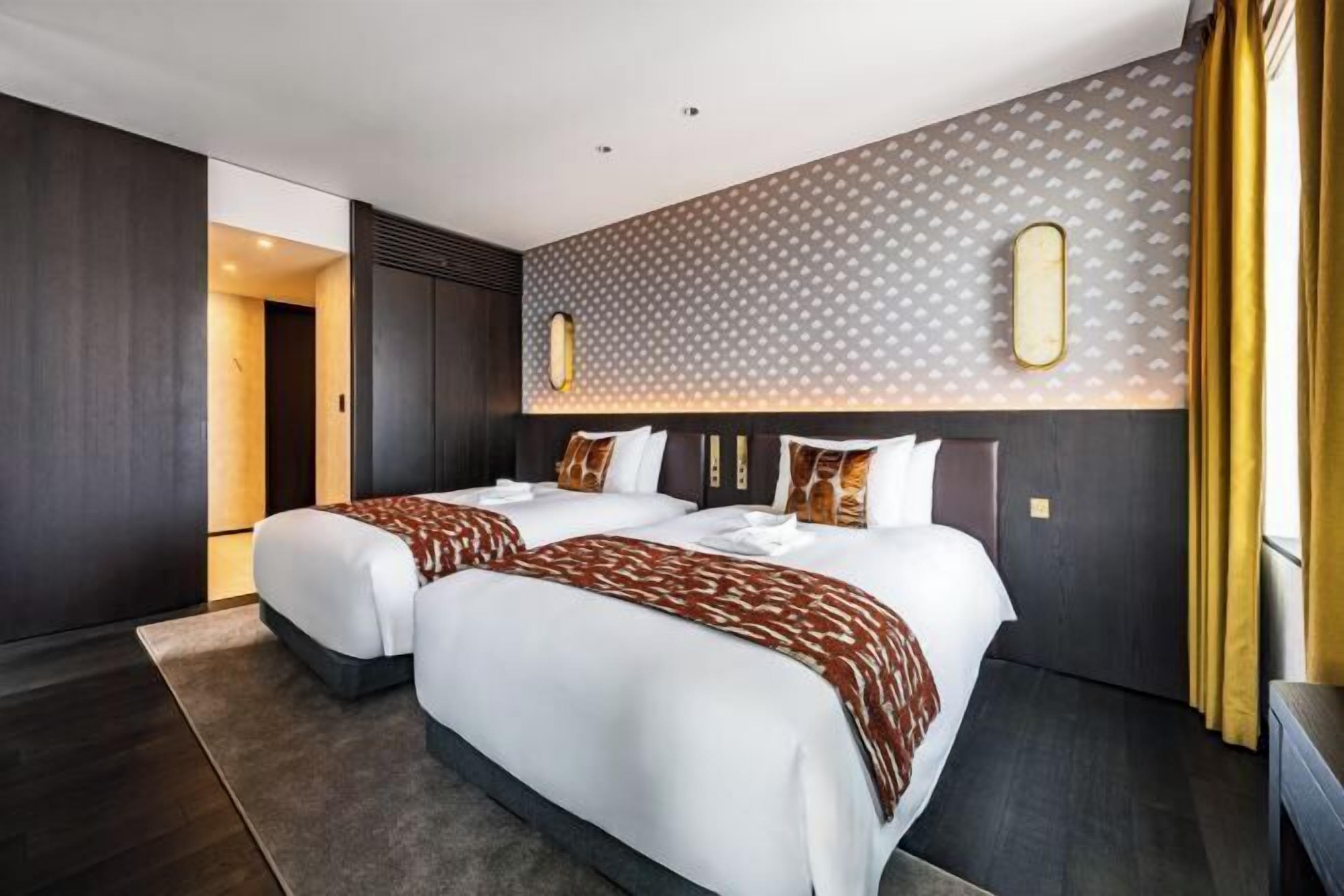 Premium bedding, down comforters, in-room safe, blackout drapes