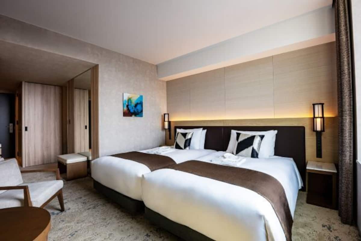 Premium bedding, down comforters, in-room safe, blackout drapes