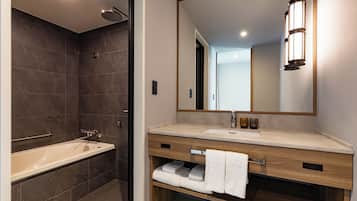 Un baño moderno con bañera, lavabo y espejo.