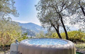Outdoor spa tub - Beautiful home in Recco with WiFi (Recco)