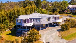 Une maison à deux étages avec un grand garage attenant et un espace extérieur couvert.
