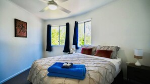 5 室のベッドルーム、WiFi (無料)、ベッドシーツ