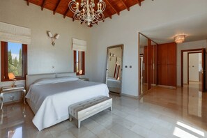 4 bedrooms, iron/ironing board, Internet, bed sheets