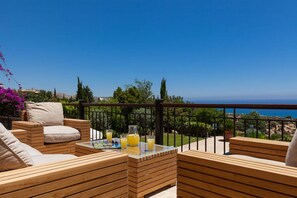 Property grounds - Elegant Villa Retreat with Infinity Pool & Scenic Views (Paphos)