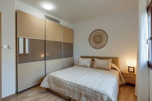 3 bedrooms, iron/ironing board, Internet, bed sheets
