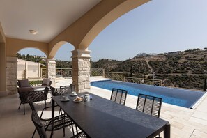 Outdoor dining - Experience Ultimate Luxury in a Breathtaking Villa, Paphos Villa 1477 (Paphos)