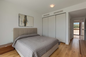 3 habitaciones, tabla de planchar con plancha, internet y ropa de cama 