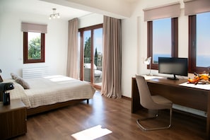 4 bedrooms, iron/ironing board, Internet
