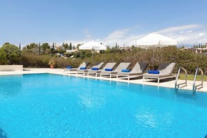 A heated pool - Experience Unmatched Luxury in a Serene Oasis (Paphos)