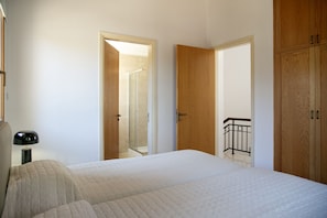 3 bedrooms, iron/ironing board, Internet, bed sheets - Unwind in Luxury: Your Perfect Family Escape (Paphos)