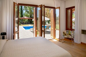 3 bedrooms, iron/ironing board, internet, bed sheets - Unwind in Luxury: Your Perfect Family Escape (Paphos)