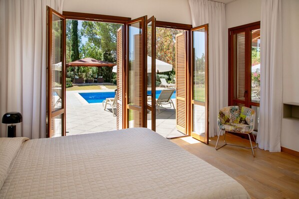 3 bedrooms, iron/ironing board, Internet, bed sheets - Unwind in Luxury: Your Perfect Family Escape (Paphos)