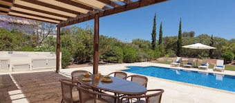 Escape in Luxury and Comfort, Paphos Villa 1490