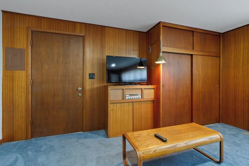 Sunflower Studio - 7 Minutes to UO