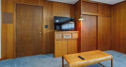 Sunflower Studio - 7 Minutes to UO