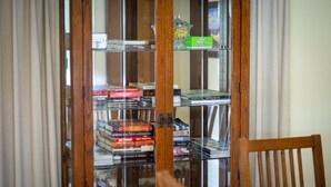 Una estantería de madera con libros y una caja verde.