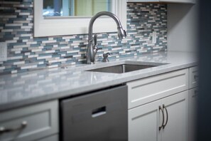 Interior - The Mellow Yellow: 2.2 mi to UO/ 3.5 mi to Autzen (Eugene)