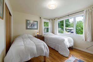3 bedrooms, desk, WiFi, bed sheets