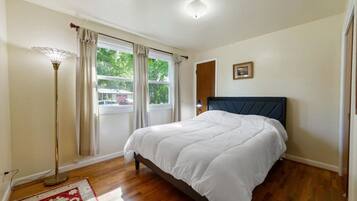 3 bedrooms, desk, WiFi, bed sheets
