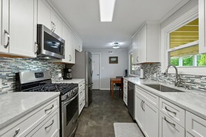 Fridge, microwave, oven, stovetop - The Mellow Yellow: 2.2 mi to UO/ 3.5 mi to Autzen (Eugene)