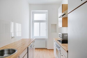 Fridge, microwave, oven, stovetop - Sunny Döbling 2BR, Furnished & Decorated, by Blueground (Vienna)