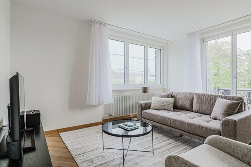 Blueground | Küsnacht, w/d, furniture & decor