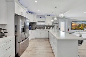 Réfrigérateur, micro-ondes, lave-vaisselle, cafetière/bouilloire