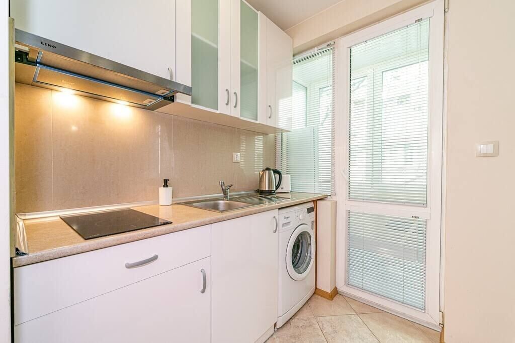 Frigorífico, placa de cocina, cafetera o tetera y tostadora