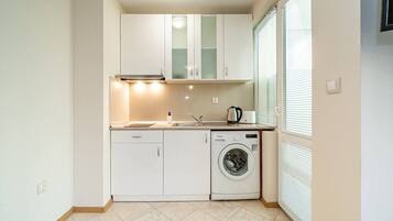 Frigorífic, placa de cuina, cafetera i tetera i torradora