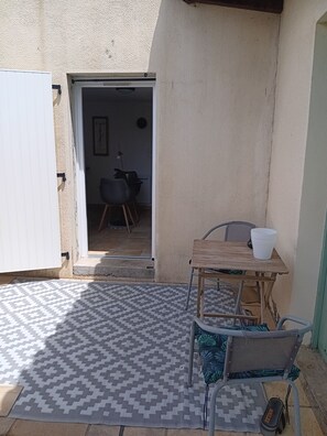 Outdoor dining - The annex, studio in a house (Saint-Martin-de-Valgalgues)