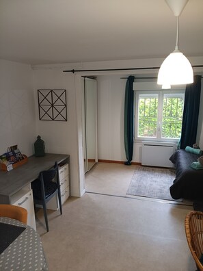 1 chambre, fer et planche Ă repasser, Wi-Fi gratuit, draps fournis