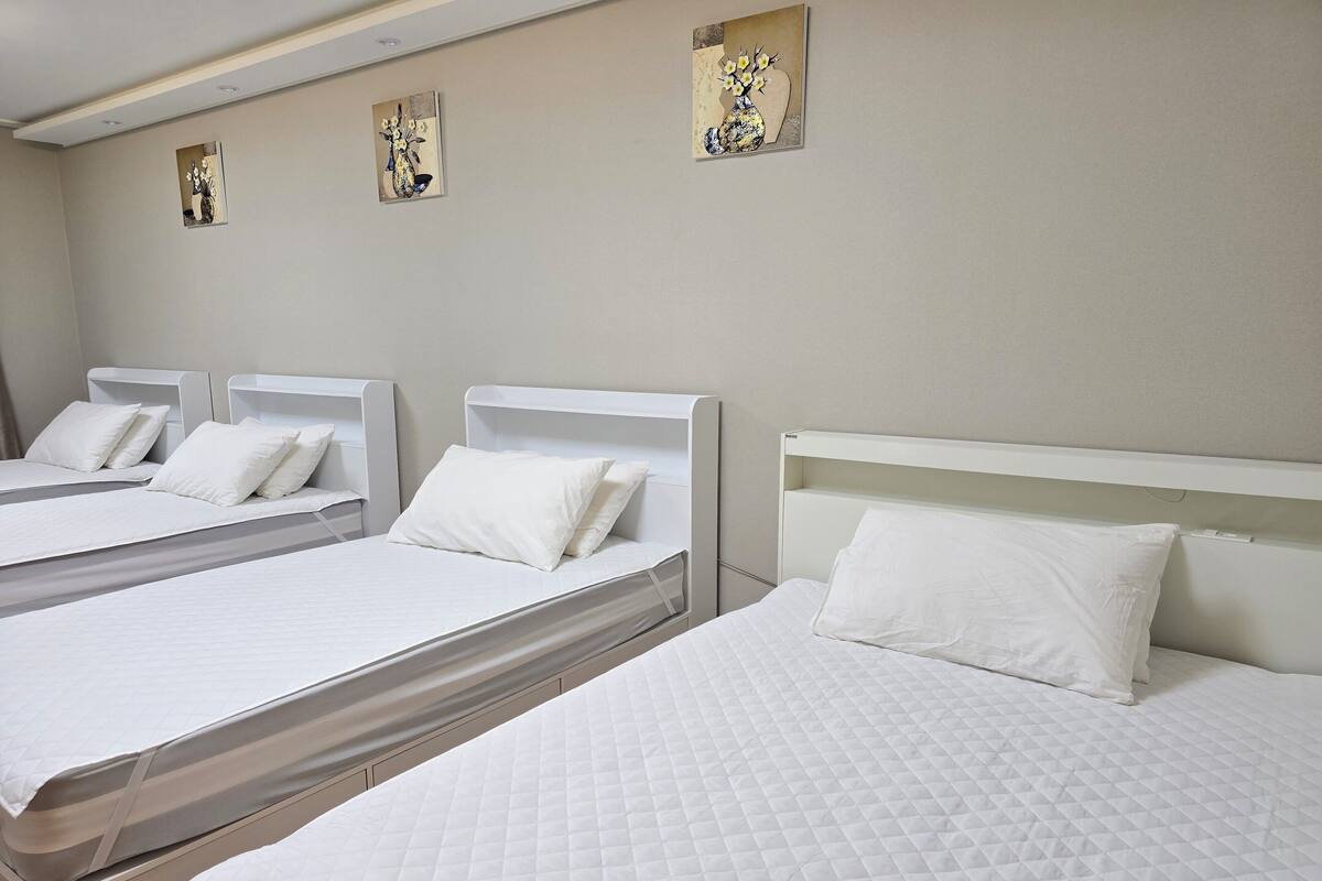 Standard Quadruple Room (non-Korean nationals only) | เครื่องนอนป้องกันสารก่อภูมิแพ้, โต๊ะทำงาน, พื้นที่ทำงานแบบใช้แล็ปท็อป