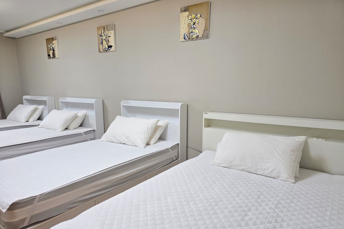 Standard Quadruple Room (non-Korean nationals only) | Hypo-allergenic bedding, desk, laptop workspace, free WiFi
