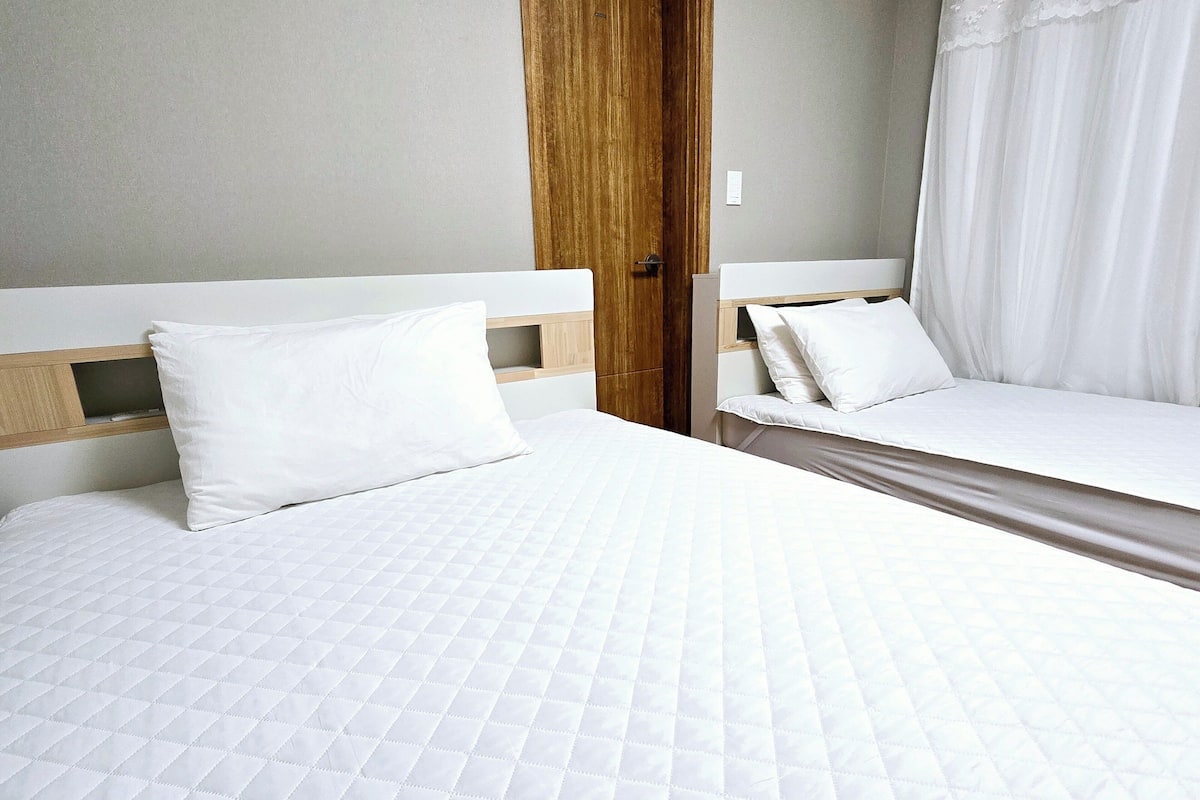 Standard Triple Room (non-Korean nationals only) | เครื่องนอนป้องกันสารก่อภูมิแพ้, โต๊ะทำงาน, พื้นที่ทำงานแบบใช้แล็ปท็อป