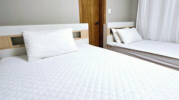 Standard Triple Room (non-Korean nationals only) | Allergikerbettwaren, Schreibtisch, laptopgeeigneter Arbeitsplatz