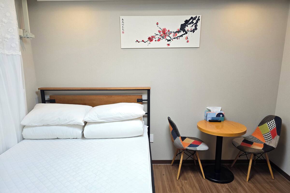 Standard Double Room, 1 Double Bed, Non Smoking (non-Korean nationals only) | เครื่องนอนป้องกันสารก่อภูมิแพ้, โต๊ะทำงาน, พื้นที่ทำงานแบบใช้แล็ปท็อป
